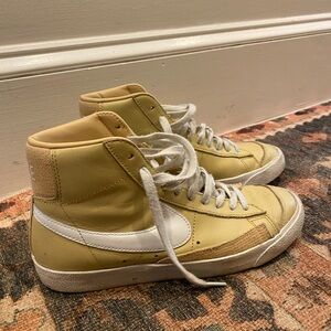 Nike Blazer Mid ‘77 Sesame, women’s 8.5, tan and white leather green tongue
